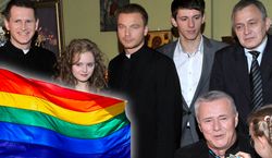 Wziął ślub, został ojcem, a potem oznajmił, że jest gejem. Jak dziś wygląda gwiazdor „Plebanii”? Po latach znów jest o nim głośno