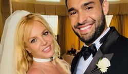 Pierwsze zdjęcia ze ślubu Britney Spears! Suknia spektakularna, ale to zdjęcie panny młodej z gośćmi robi furorę. Same legendy!