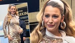 Blake Lively w mistrzowskim stylu ogłosiła czwartą ciążę. Obcisła mini wyeksponowała jej kształty, gwarantując miano najseksowniejszej mamuśki Hollywood