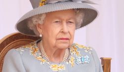 Królowa Elżbieta II musiała gościć dyktatora. Chowała się przed nim po krzakach
