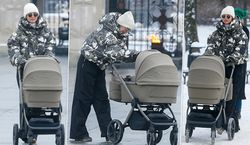 Kasia Sokołowska przyłapana na spacerze z synkiem. 49-latce niestraszne śnieg i mróz. Te zdjęcia są jak pocztówki ze stolicy