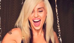 Miley Cyrus opublikowała wideo z polskiego klubu LGBT! Tak rozkręciła publikę, że nie mogli się powstrzymać. Ale się działo!