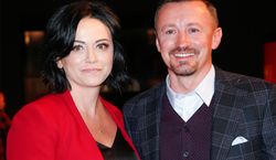 Adam Małysz z żoną też polecieli do Cannes! Zapozowali na słynnych schodach. Spójrzcie na ich stylizacje! Nietypowe…