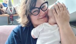 Dominika Gwit w lekkiej sukience i sandałkach na spacerze z synkiem. Wiemy, ile kosztował wózek