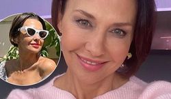 Anna Popek gra nóżką i zalotnie odsłania ramię. Tak odpoczywa od pracy w „Pytaniu na śniadanie”