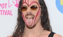 Antyklerykał Michał Szpak poszedł na procesję Bożego Ciała?! Nowe zdjęcie zelektryzowało fanów