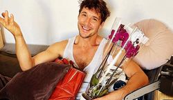 Mikołaj Roznerski przyłapany na TYM na planie serialu. Koledzy spłatali mu figla i wszystko udostępnili w sieci