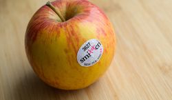 Wiesz, które jabłka były pryskane pestycydami? Wystarczy, że spojrzysz na tę naklejkę