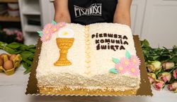 Tort komunijny w kształcie księgi w domowym wydaniu. Przepis ze zdjęciami. Tańszy i lepszy niż z cukierni