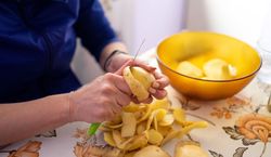 Genialny patent na obierki z ziemniaków. Już nigdy nie wylądują w koszu