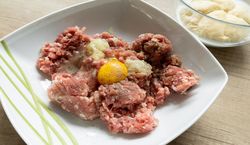 Ten trik stosują najlepsi szefowie kuchni. Kotlety mielone wyjdą soczyste jak nigdy