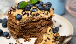 Zdrowe, kakaowe pancakes z masłem orzechowym, które błyskawicznie znikają z talerza