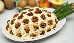 Sałatka ananas z orzechami włoskimi, szynką i ziemniakami. Zachwycająca przystawka na imprezę