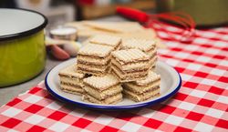 Wafle z masą mleczno-kakaową. Kultowy przepis na chrupiącą przekąskę z dzieciństwa