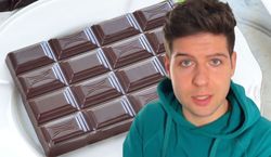 Jesz gorzką czekoladę po tej godzinie? Dietetyk mówi, że to ogromny błąd