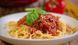 Spaghetti w sosie bolognese z mięsem mielonym krok po kroku