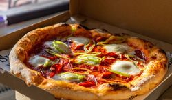 Chciała zamówić pizzę. Weszła już do lokalu, rozejrzała się i uciekła w popłochu