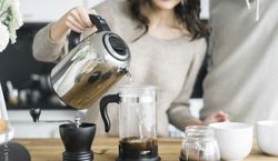 Wiele osób źle parzy kawę. Poznaj zasadę 5 minut, dzięki której będzie idealna