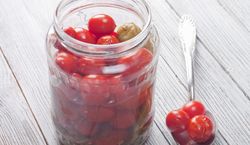 Kiszone pomidory – przepis. Jak przygotować te przetwory na zimę?