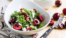 Sałatka z czereśniami, chilli i ricottą – przepis. Smaczne i zdrowe danie