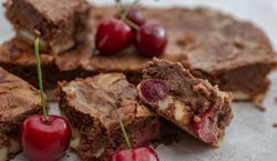 Brownie z czereśniami – przepis na prosty sezonowy deser. Jak je zrobić?
