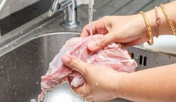 Myjesz mięso przed gotowaniem? Słusznie! Ale prawdopodobnie robisz to źle