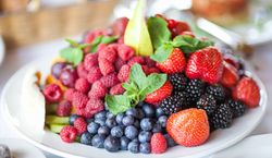 Owoce sezonowe i warzywa w diecie. Dlaczego warto je jeść?