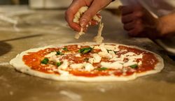 Pizza z kurkami. Jak zrobić włoskie danie z tymi pysznymi grzybami?