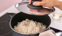 Jeśli rozgotowałeś ryż, nie panikuj. Twój obiad jest do odratowania