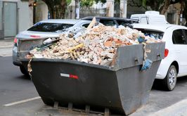 kontener na odpady wypełniony gruzem budowlanym