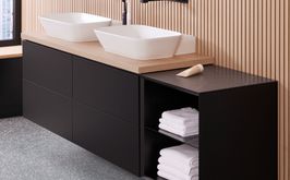 Nowoczesna łazienka z dwoma umywalkami i czarną szafką podumywalkową z drewnianym blatem