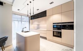 Realizacja beżowych mebli kuchennych w Warszawie