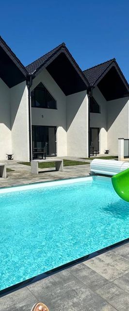 Domki Aurora klimatyzowane, z podgrzewanym basenem i zjeżdżalnią wodną