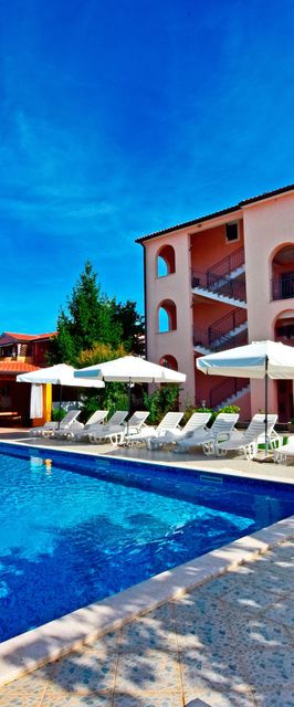 Apartmanok és Szobák Medencével Novigrad - 6951