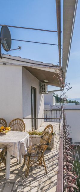 Apartments Mario Omis