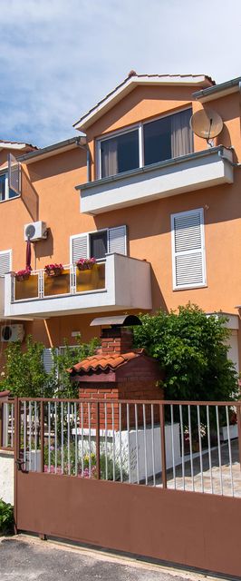 Apartments Čaće Brodarica