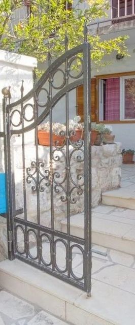 Robinson House Erina Zaraće