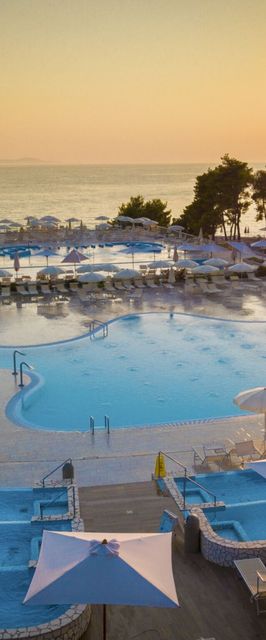 Royaluxs Hotel Resort Nin