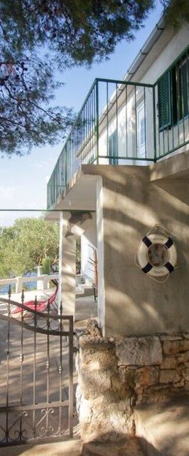 Robinson House Ane Pakomina