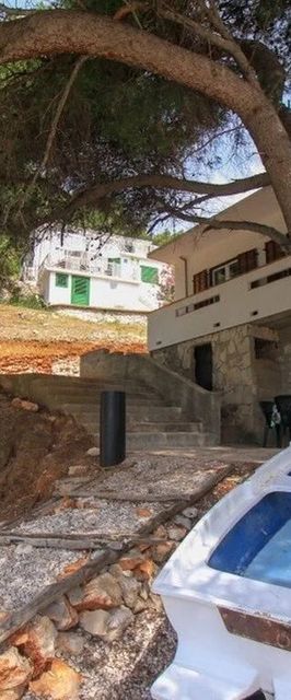 Robinson House Borik Pelinovik