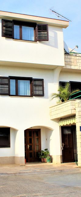 Apartmanok Parkolóhellyel Primosten - 15499 Primošten