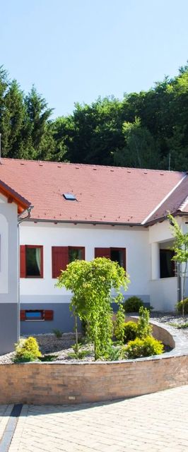 Nyitnikék Erdei Szálló Eszteregnye