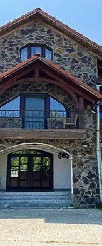 Theia's Garden Livezile