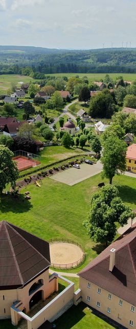 Zámecký dvůr Černousy