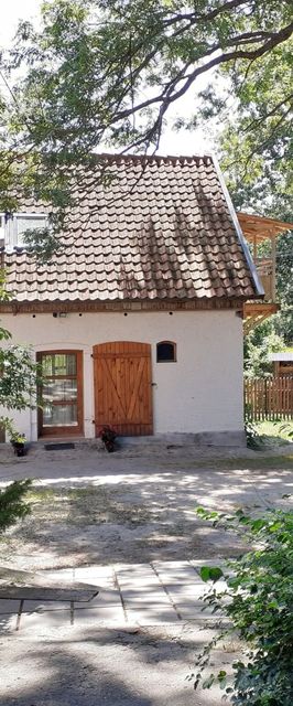 Mazurski dworek przy jeziorze Dworackie