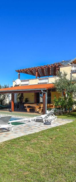 Apartments Flora Pakostane