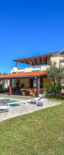 Apartments Flora Pakostane