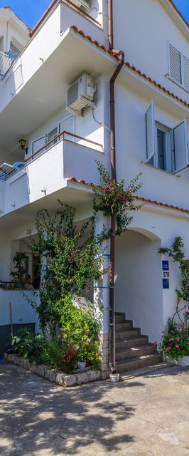 Apartments Anica J Lopar