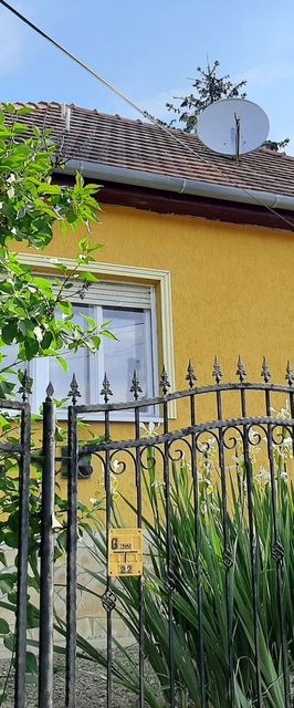 Sárga Ház A Kék Úton Becske