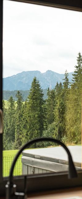 Dom z widokiem na góry i prywatnym jacuzzi w Zębie